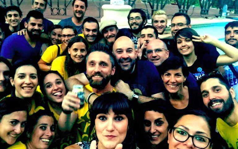 Selfie de los voluntarios de la asociación Barrios de Lunza, organizadora, con la protagonista de la noche