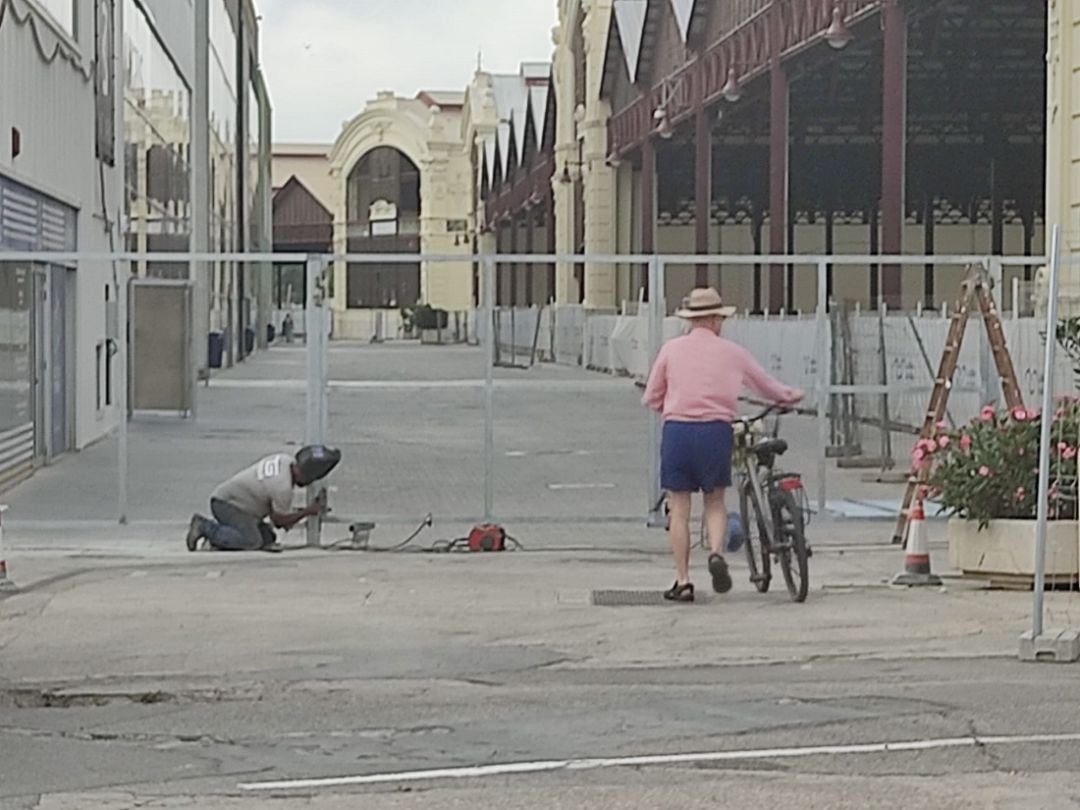 Un operario trabaja en la instalación del cerramiento que desde este viernes luce a espaldas de las bases de la zona sur de la Marina