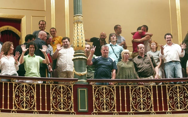 Pedro Zerolo y otros activistas por los derechos de los gais celebran en el parlamento la ley que permitía el matrimonio homosexual en 2005