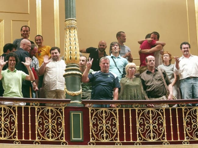 Pedro Zerolo y otros activistas por los derechos de los gais celebran en el parlamento la ley que permitía el matrimonio homosexual en 2005