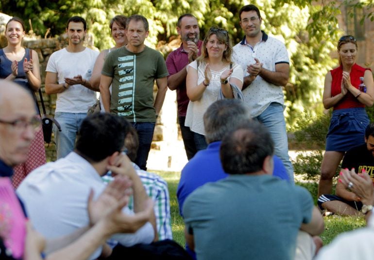 La secretaria general de Podemos en Galicia, Carmen Santos, al inicio de la asamblea que ha mantenido en Santiago de Compostela con los inscritos del partido para explicarles la situación después del acuerdo con En Marea para las próximas elecciones galle