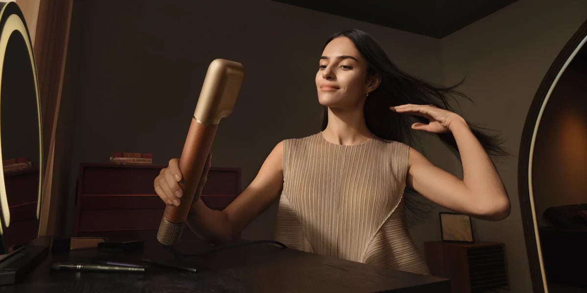 Una mujer usando el aspirador de Dreame.