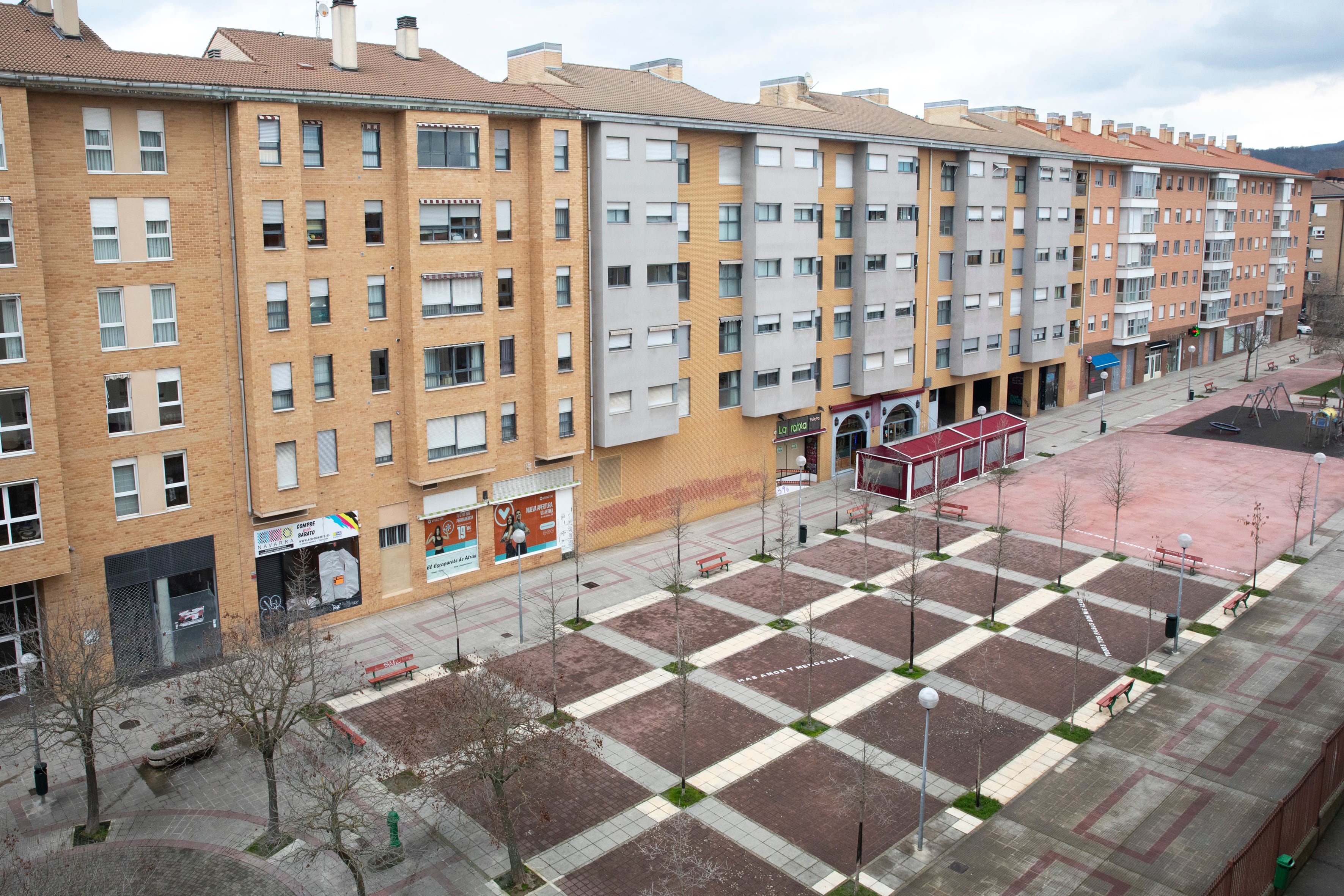 El Ayuntamiento de Pamplona da carácter oficial a la popular ‘plaza Roja’ del barrio de la Rochapea