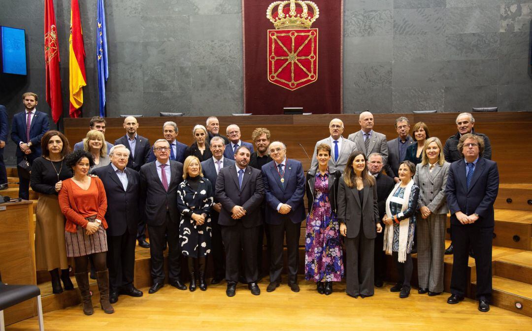 Entrega de la Medalla del Parlamento de Navarra a Euskaltzaindia, Real Academia de la Lengua Vasca con motivo de su centenario