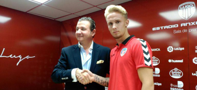 Emilio de Dios, director deportivo del CD Lugo, en la presentación de Carlos Gil