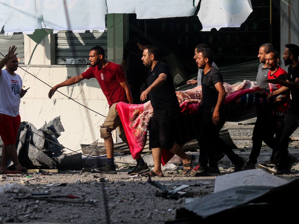 "Llegan pacientes con amputaciones, evisceraciones... y ya no queda material. Esto es el horror": el grito de ayuda de un médico español en Gaza