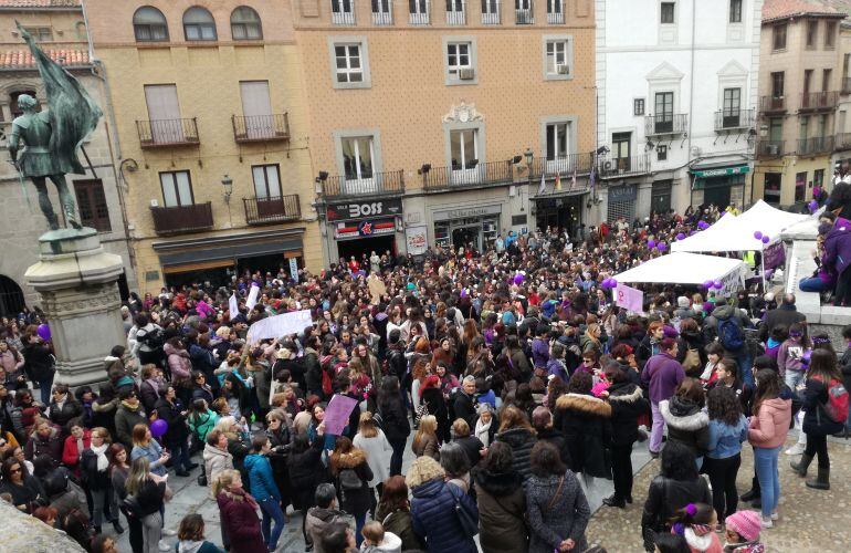 Cerca de mil personas se han concentrado en la Plaza de San Martín convocadas por la Plataforma Feminista de Segovia