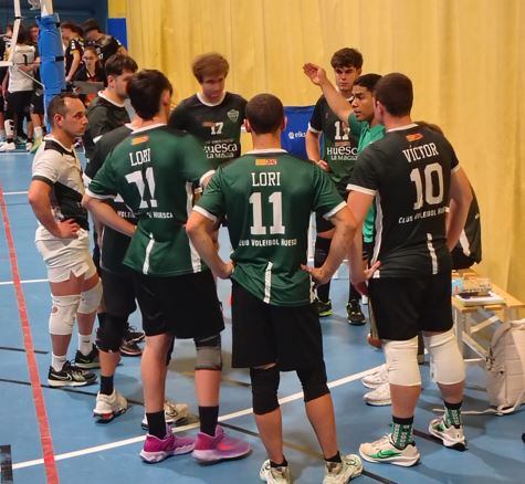 El equipo masculino del Voleibol Huesca comenzó la temporada con victoria
