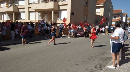 Más de un centenar de personas se han concentrado para pedir la dimisión de Sampedro