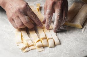 Un cocinero en plena elaboración de la pasta