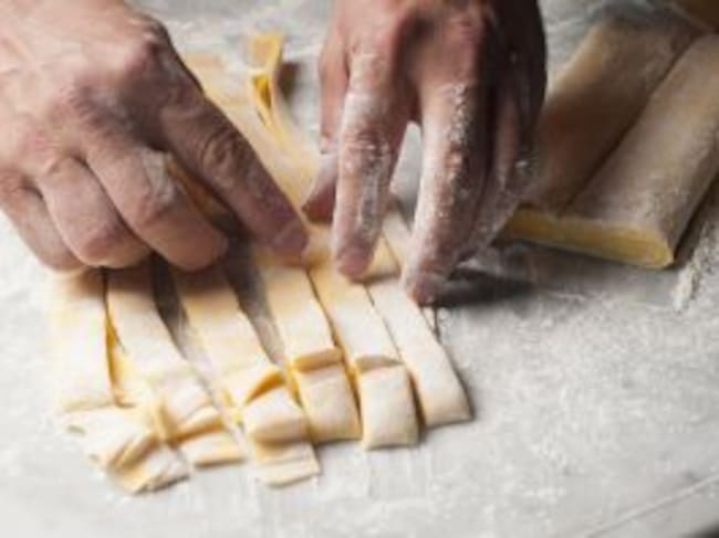 Un cocinero en plena elaboración de la pasta