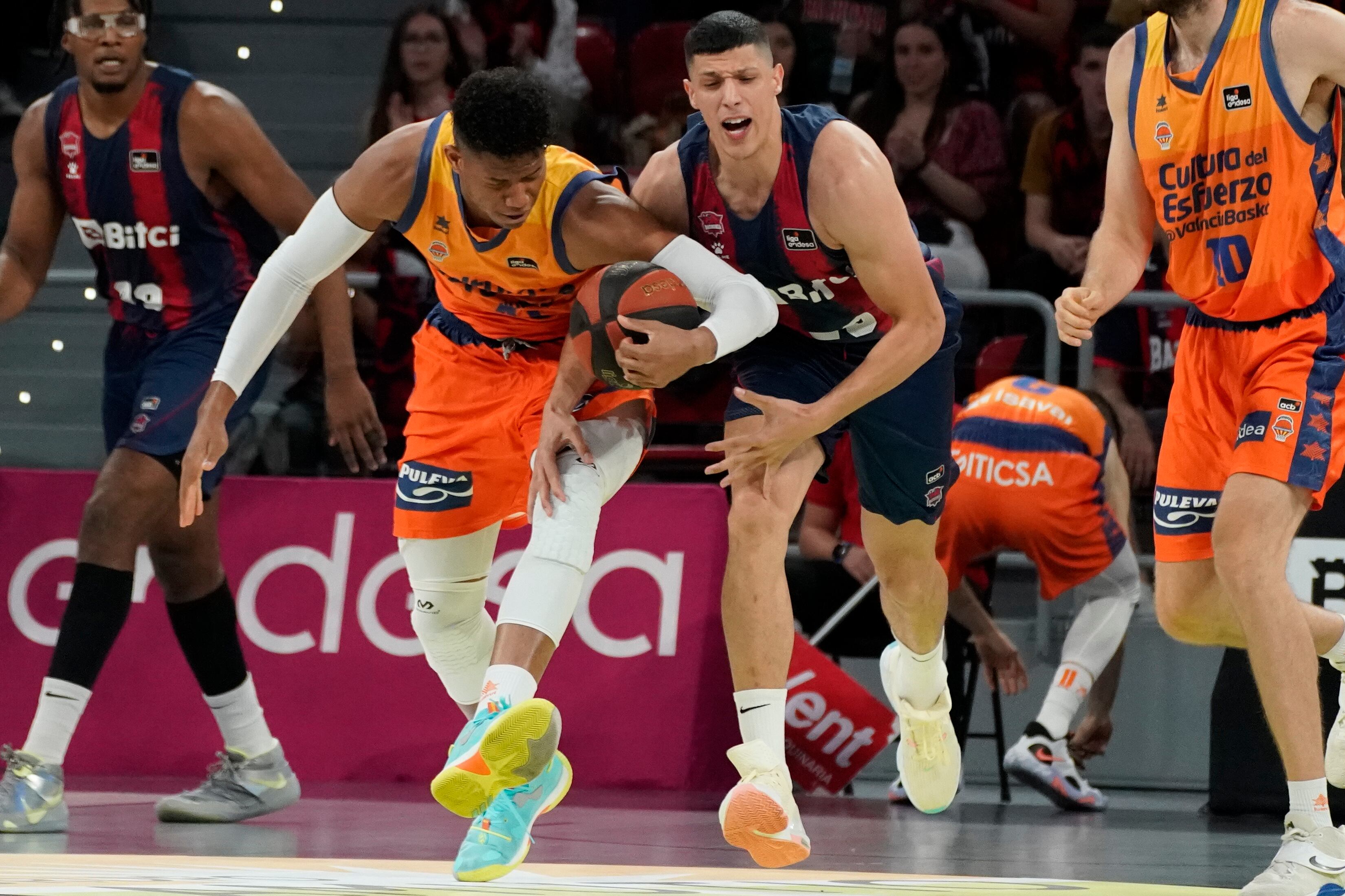 El jugador italiano de Baskonia, Simone Fontecchio, pelea por el balón ante el ala-pivot de Valencia Basket, Jasiel Rivero, durante el segundo partido de los cuartos de final de la Liga Endesa disputado en el Buesa Arena de Vitoria. EFE / L. Rico.