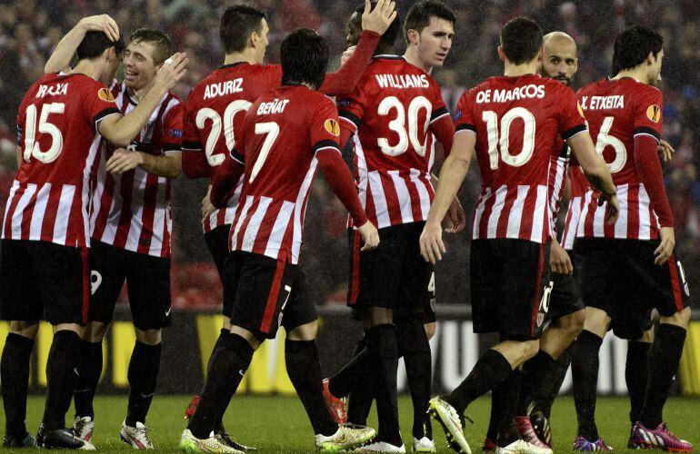 GRA521 BILBAO, 26/02/2015.- Los jugadores del Athletic celebran el gol marcado por su compañero, Andoni Iraola, ante el Torino, durante el partido correspondiente al partido de vuelta de los dieciseisavos de final de la Liga Europea que disputan esta noche en el estadio de San Mamés. EFE/MIGUEL TOÑA