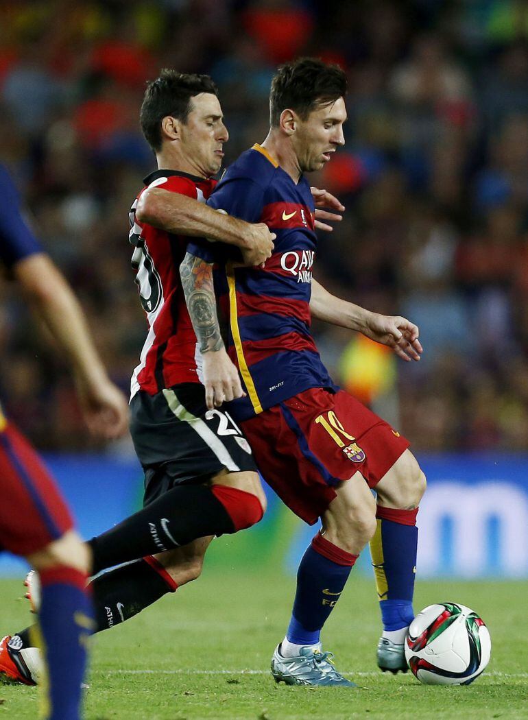 GRA229. BARCELONA, 17/08/2015.- El delantero argentino del FC Barcelona Lionel Messi (d) disputa un balón con Aritz Aduriz, del Athletic Club, durante el partido de vuelta de la final de la Supercopa de España que se juega hoy en el Camp Nou de Barcelona. EFE/Alejandro García