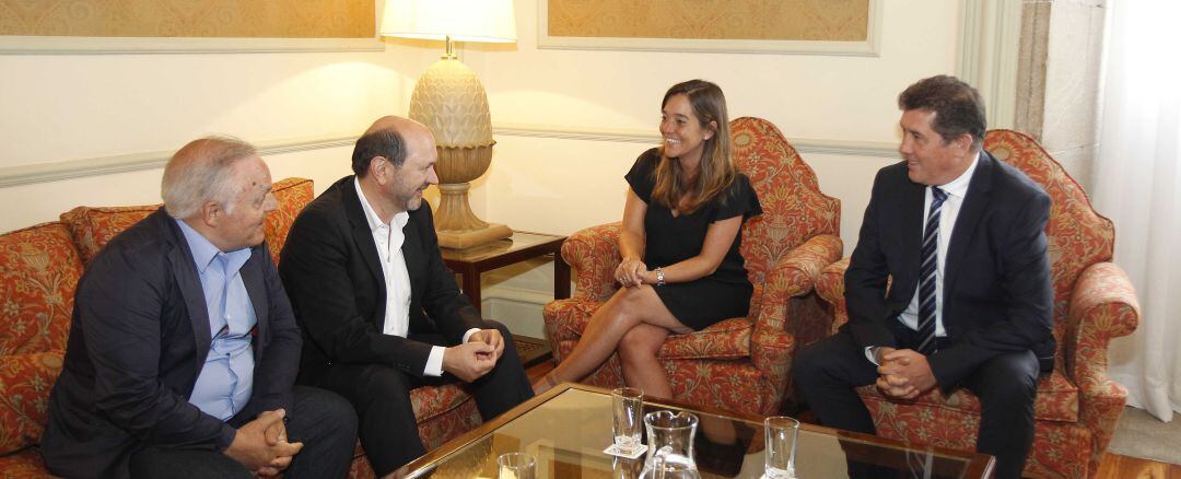 La alcaldesa Inés Rey y el concejal de deportes, Juan Ignacio Borrego, se han reunido esta mañana con la Federación Galega de Fútbol