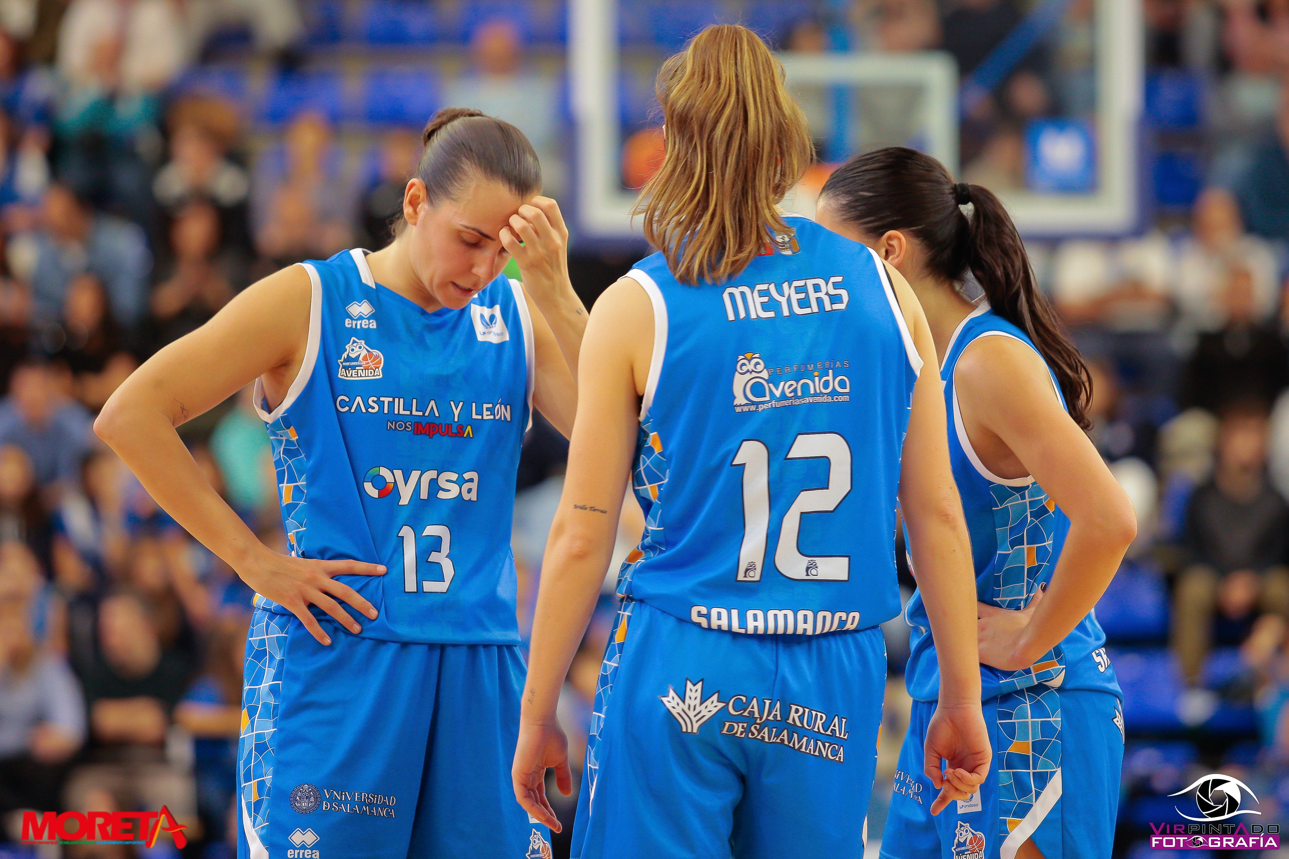 Andrea Vilaró, apesadumbrada durante un partido en Würzburg del equipo azulón/CBAvenida