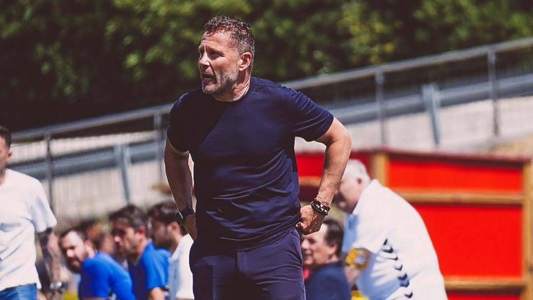 Curro Torres, entrenador del Real Murcia, dirige a su equipo en Can Dragó contra el CE Europa.