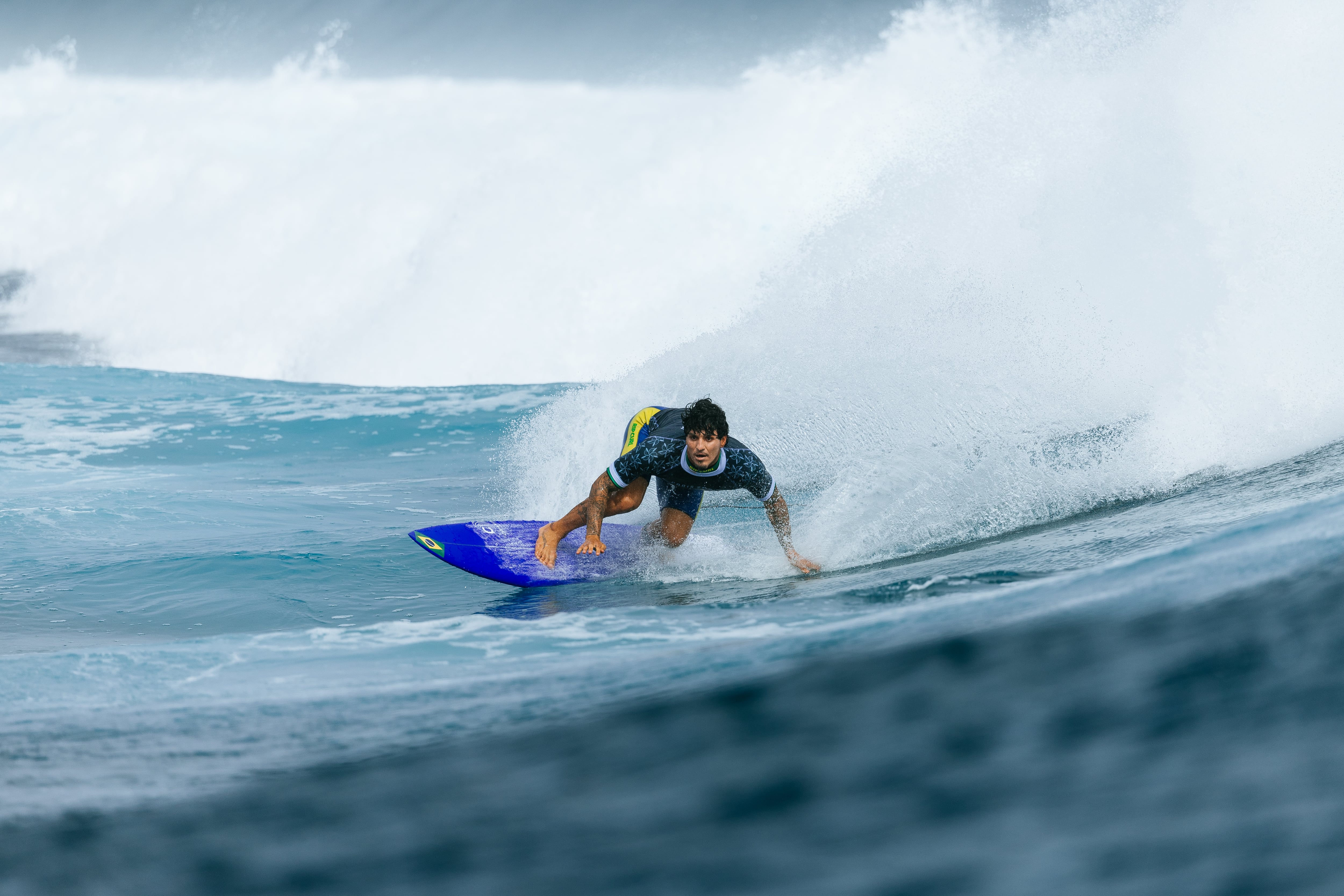 Gabriel Medina surfea una ola en la sede de París 2024 en Teahupo&#039;o