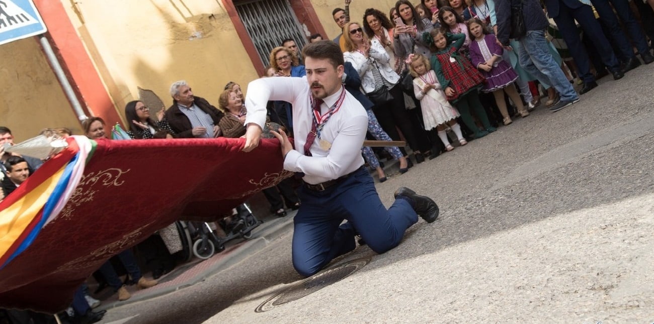 Tremolar de banderas en honor a la Virgen de la Cabeza.