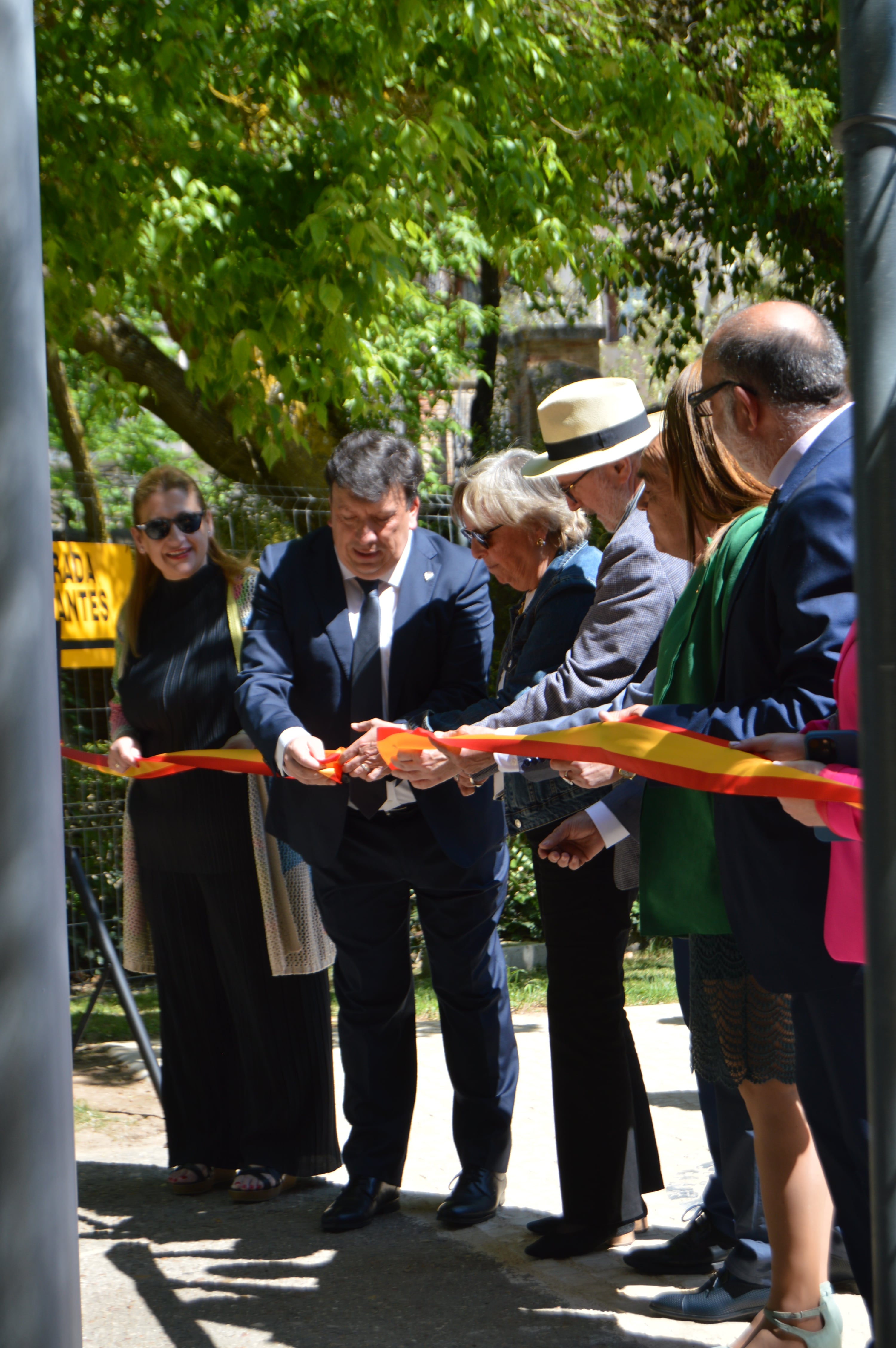 Corte de cinta, inaugurando la LX Feria de Muestras de Almazán.