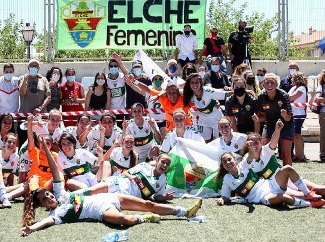 Las jugadoras del Elche celebran el título de campeonas