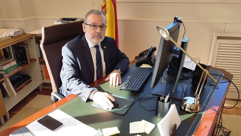 Ángel Pazos en su despacho de la Universidad de Cantabria 