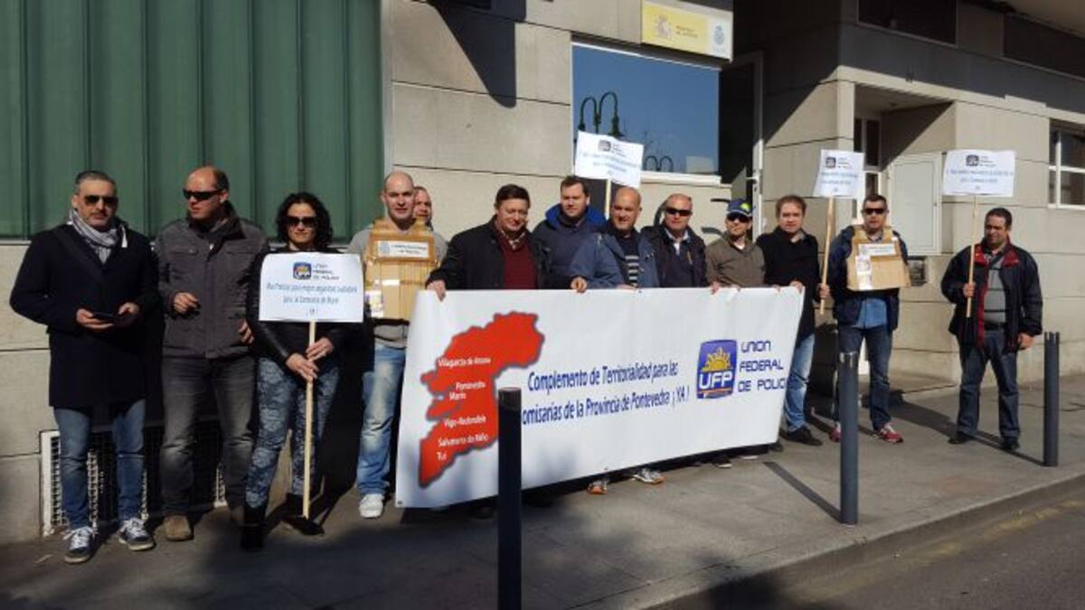 Concentración de policías en Marín