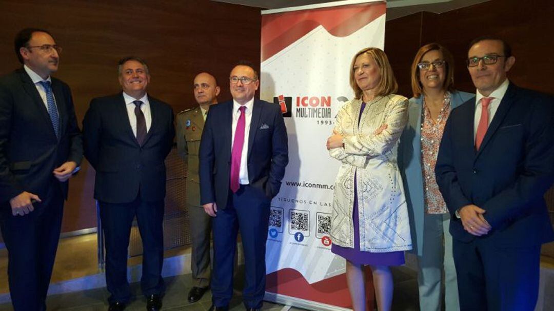 Los responsables de Icon Multimedia con autoridades