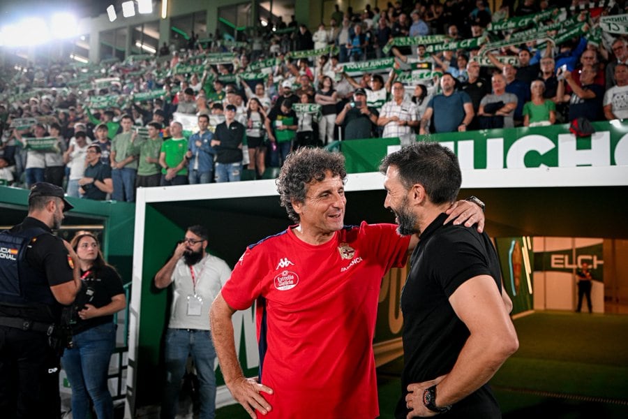 Los técnicos de Dépor y Elche, Idiákez y Sarabia, se saludan antes del partido