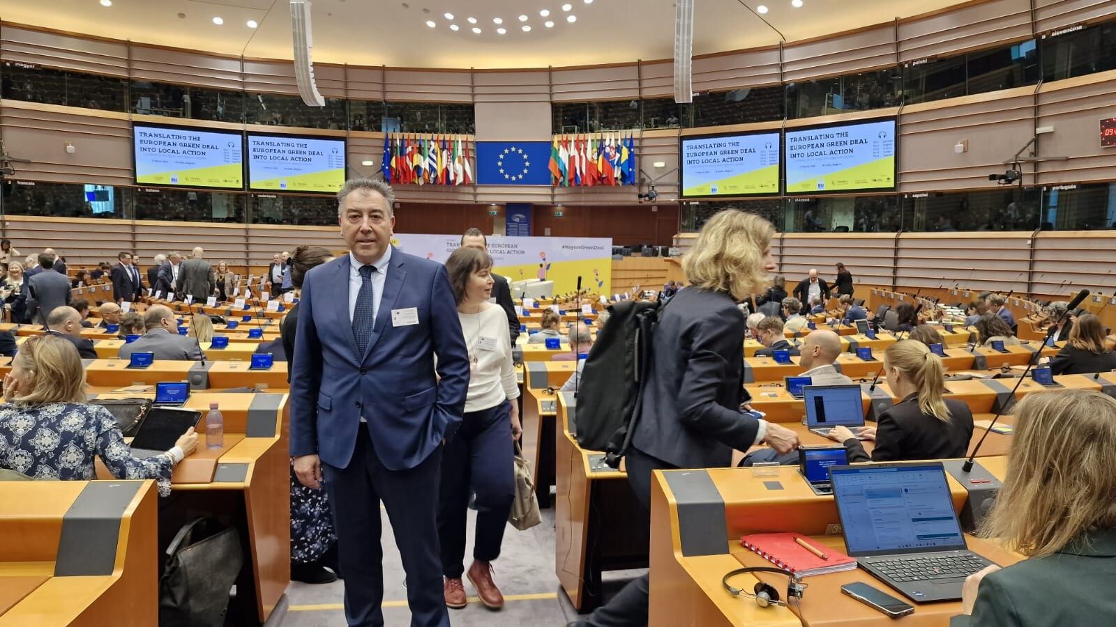 El alcalde de Navas de San Juan, Joaquín Requena, en Bruselas, en el Parlamento Europeo.