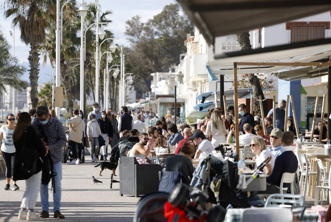 Malagueños, turistas y visitantes llenan las calles de Málaga en un domingo con los comercios abiertos