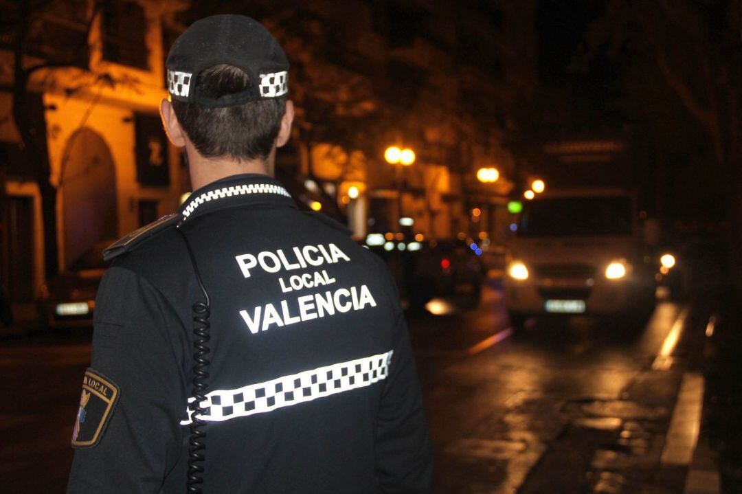 Un agente de la Policía Local de València patrulla las calles de la ciudad durante el toque de queda. 