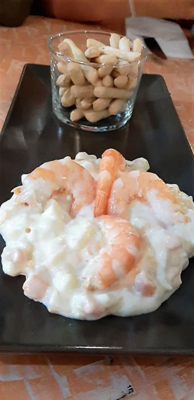 La famosa ensaladilla de marisco de Los Manitos