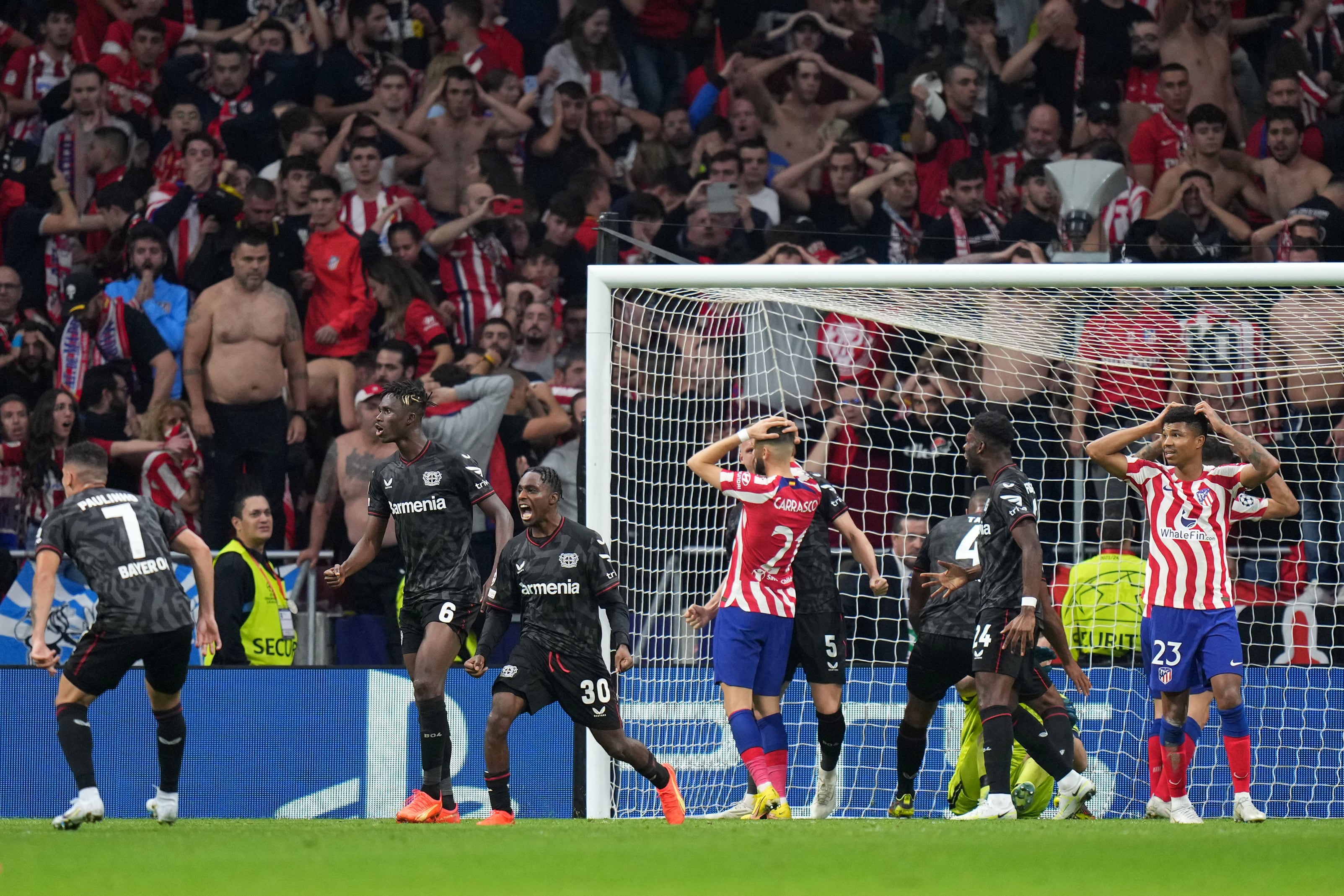 Los jugadores del Atlético de Madrid se lamentan del penalti de Ferreira Carrasco.