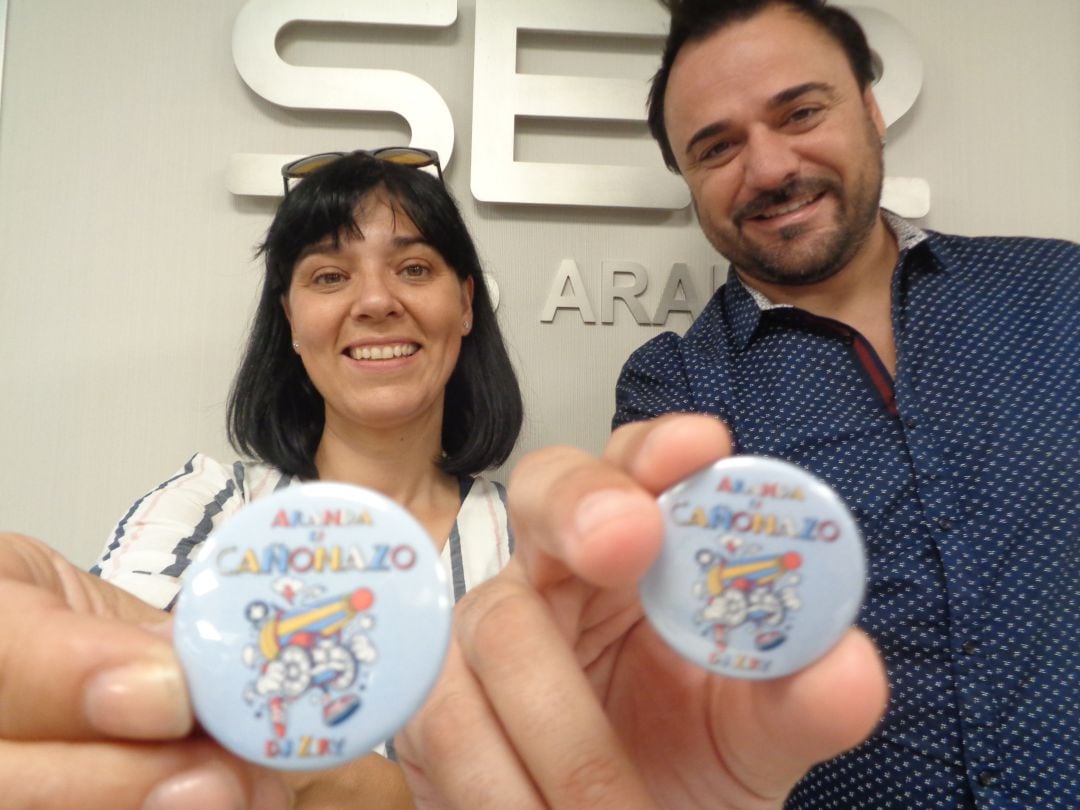 Miriam Sanz y Cérsar Guerra muestran las chapas a la venta