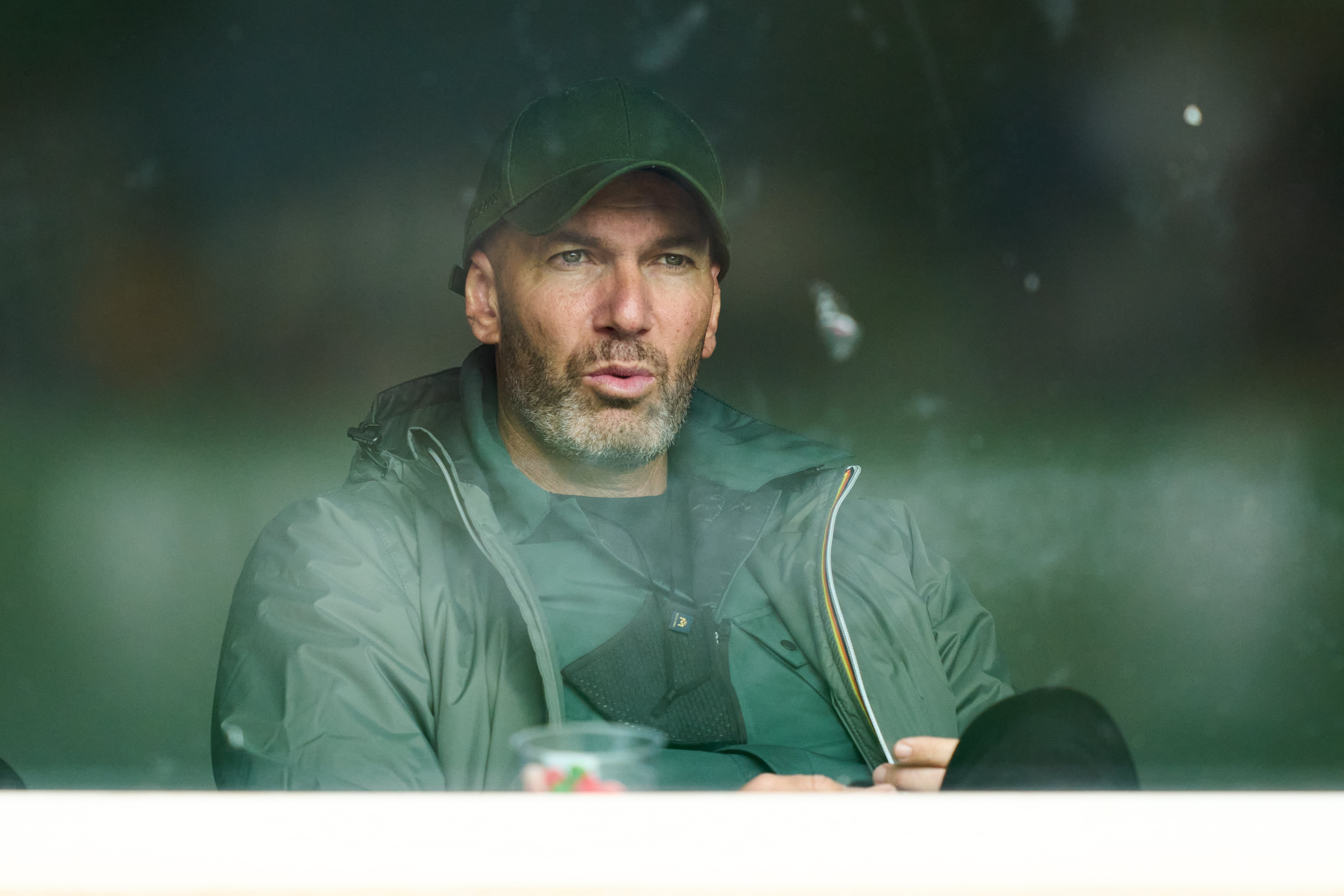 Zinedine Zidane, en una fotografía de esta temporada, en el estadio del Eibar viendo a su hijo Luca Zidane. (Photo by Juan Manuel Serrano Arce/Getty Images)