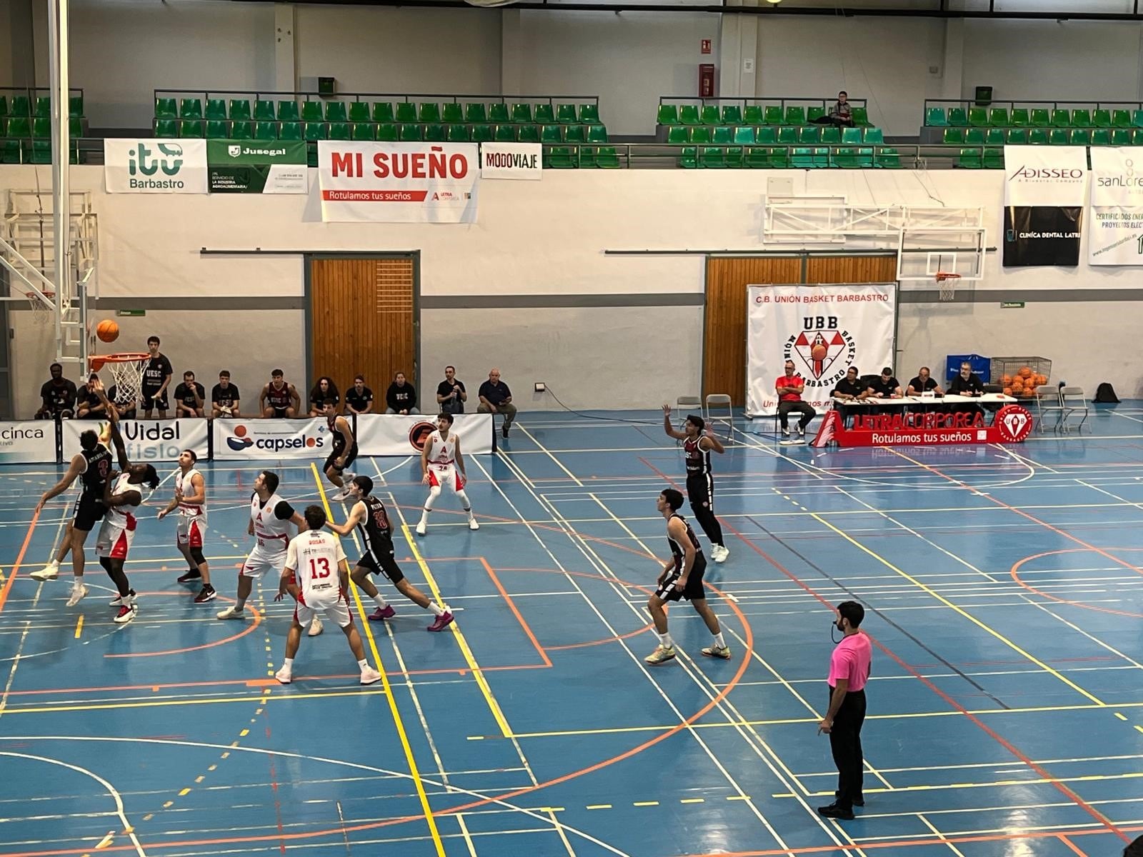 Un momento del partido entre Letra Corpórea Unión Basket Barbastro y San Gugat Occident