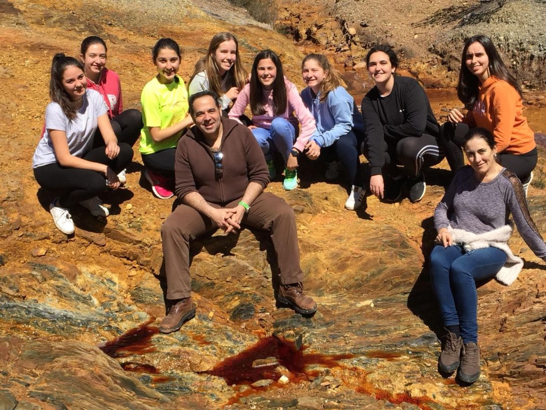 Profesores y alumnas del colegio Huerta de la Cruz.