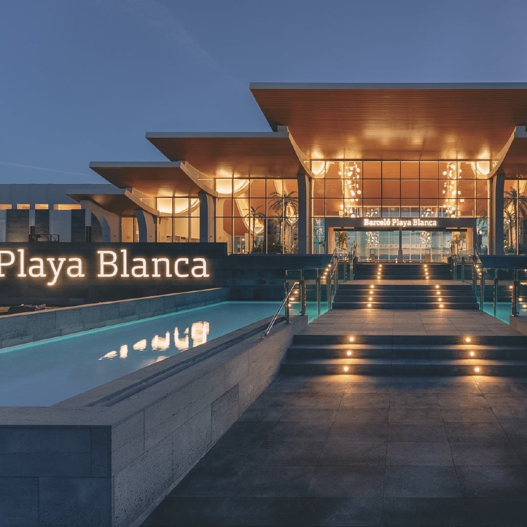 Entrada del hotel Barceló Playa Blanca, en Lanzarote.