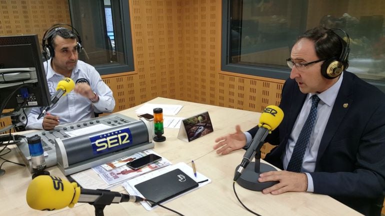 El Acalde de Palencia en los estudios de Radio Palencia de la Cadena SER