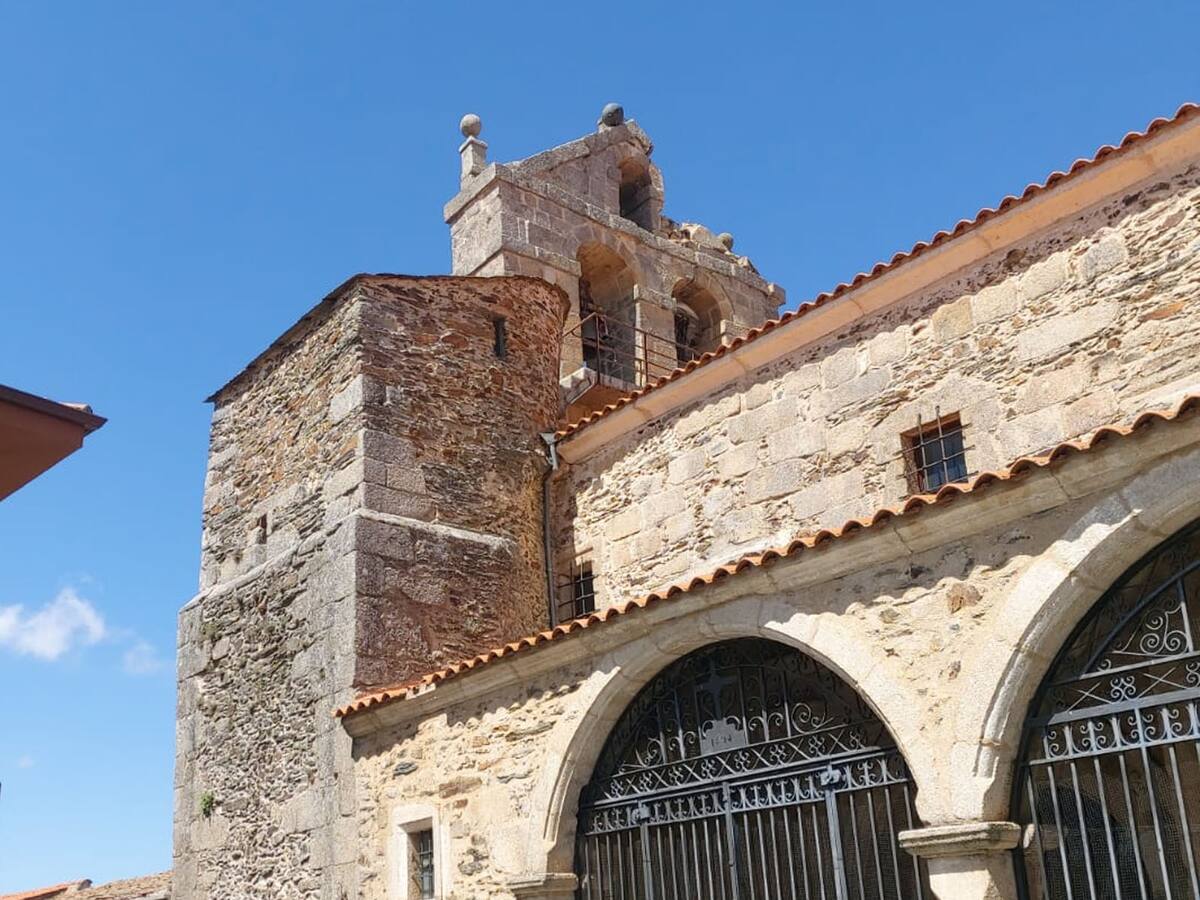 Un rayo causa importantes daños en la espadaña de la iglesia de Alcañices