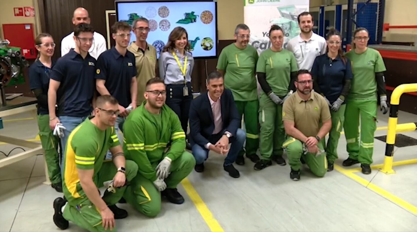 El presidente Pedro Sánchez ha mantenido un encuentro con alumnos y trabajadores de John Deere en Getafe