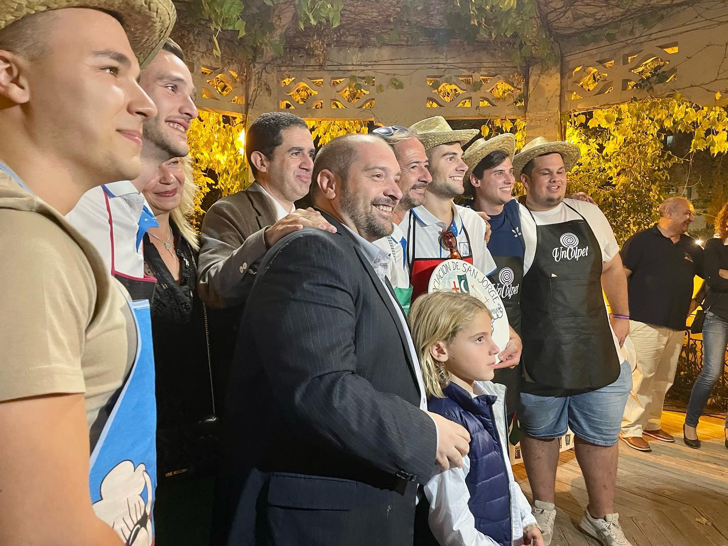 Festeros de la Filà Realistes con el galardón que acredita el segundo puesto del concurso de olleta de Mig Any de Alcoy de 2022.