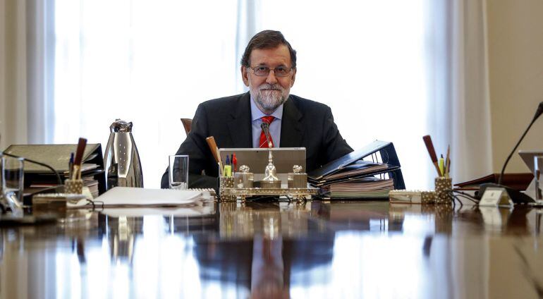 El presidente del gobierno Mariano Rajoy (c), durante la reunión del Consejo de ministros del pasado viernes