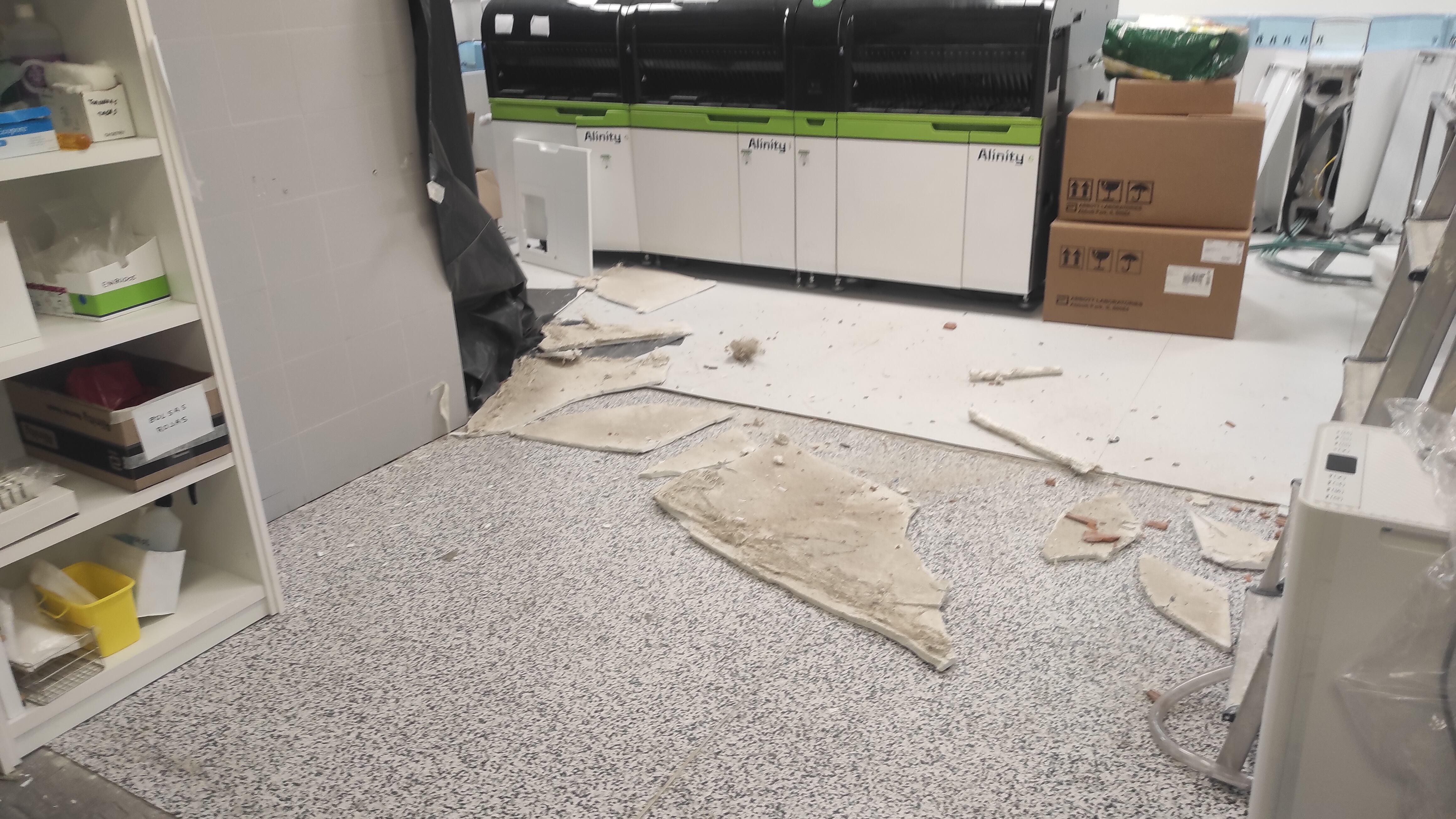 Placas de pladur del techo del laboratorio del hospital, en el suelo.