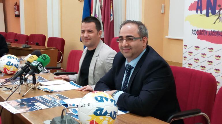 El edil de deportes, Jorge Baragán y el presidente de ANFS, Miguel Cuervo