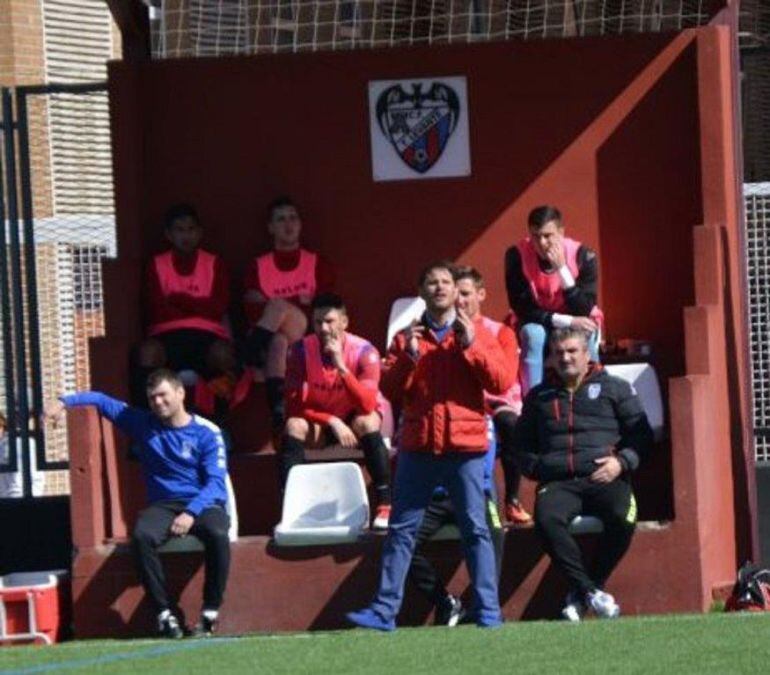 Miguel Ángel Mullor dirigiendo el encuentro en Orriols