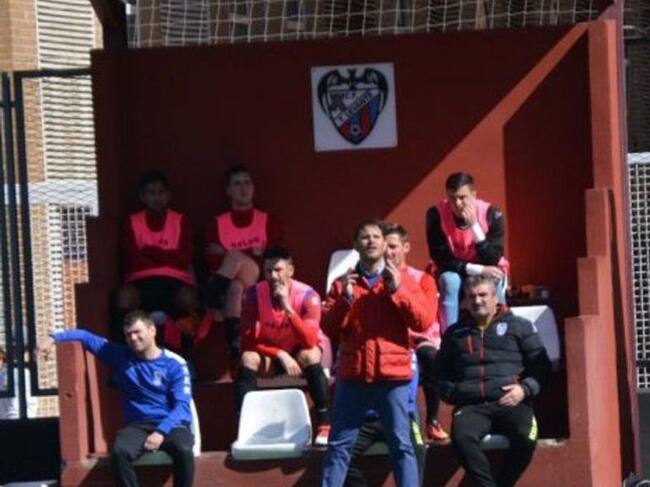 Miguel Ángel Mullor dirigiendo el encuentro en Orriols