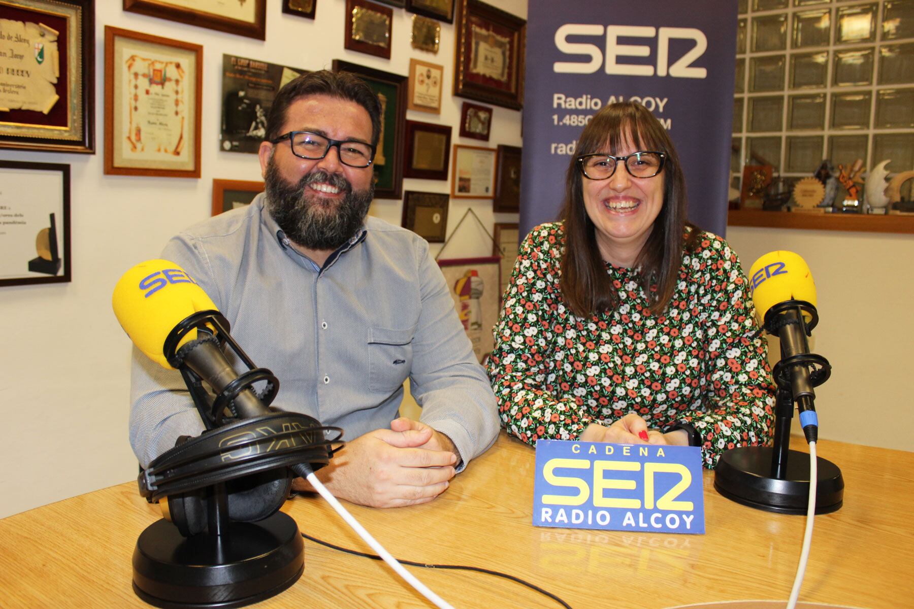 Lluís Vidal y Elisa Beneyto, en el estudio central de Radio Alcoy