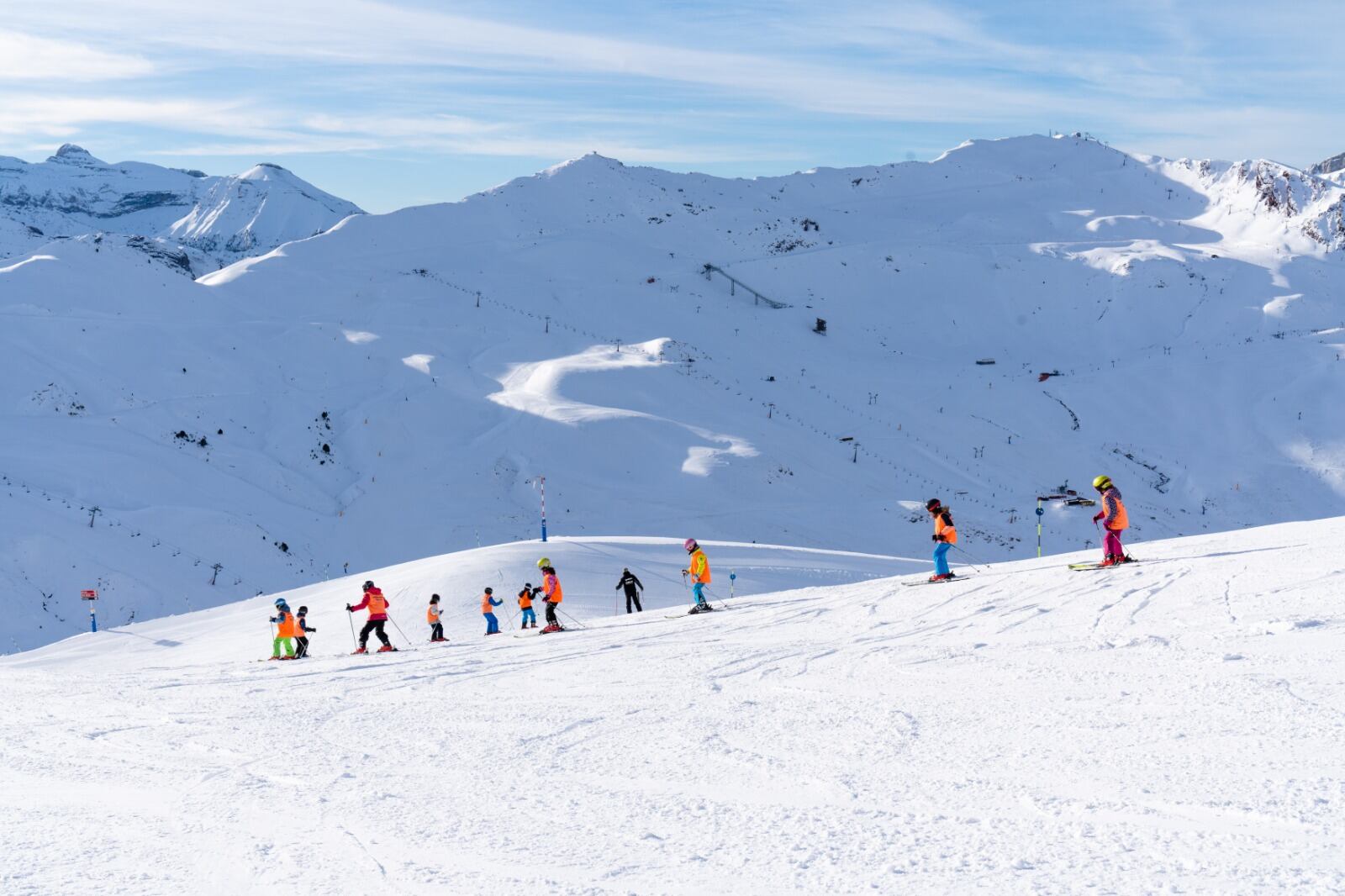 Esquiadores en la estación de esquí de Astún